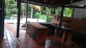 Una cocina con encimera de madera en un patio. en El Molino - Your perfect getaway awaits you here!, en Pamplonita