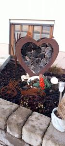 Una escultura de corazón colocada encima de unas rocas. en Ferienwohnung Matheaperle, en Nidda