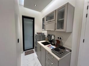 Kuchyň nebo kuchyňský kout v ubytování Fully equipped luxury studio, smart access with cleaning service + 14 fotografií