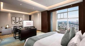 Ένα ή περισσότερα κρεβάτια σε δωμάτιο στο Ramada by Wyndham Wuhan Dongxihu