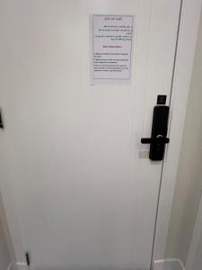 Fotografie z fotogalerie ubytování Fully equipped luxury studio, smart access with cleaning service v destinaci Al-Khubar