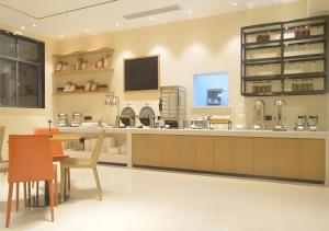 Η κουζίνα ή μικρή κουζίνα στο City Comfort Inn Wuhan Optics Valley OuYada Yangjiawan Metro Station