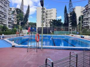 uma grande piscina em uma cidade com prédios em ZMAX Hotels Shenzhen Lianhuacun Metro Station em Shenzhen
