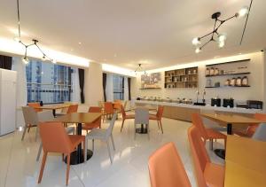 um restaurante com mesas e cadeiras e um balcão em City Comfort Inn Chengdu Wenjiang University Town Fengxi River Metro Station em Chengdu