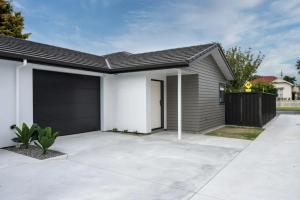 哈士汀Olive & Jarvis Homestay的黑白车库的房子