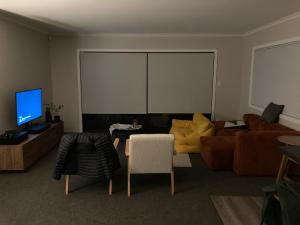 哈士汀Olive & Jarvis Homestay的配有沙发和平板电视的客厅