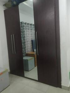 una puerta abierta a una habitación con espejo en St Theresas lodge, en Maroko