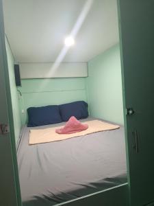 Ένα ή περισσότερα κρεβάτια σε δωμάτιο στο Uni Capsules