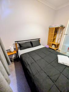 Un dormitorio con una cama grande y una ventana. en 1849 Accommodation, en Albany