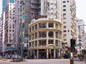 ein Gebäude in einer Stadtstraße mit hohen Gebäuden in der Unterkunft Metroplace Boutique in Hongkong
