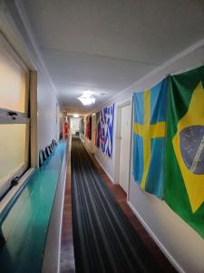 Un pasillo con banderas en las paredes y un pasillo con un largo pasillo. en 1849 Accommodation, en Albany 2 fotos más