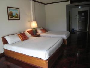 um quarto com duas camas e um abajur sobre uma mesa em Malai - Asia Resort Tabsakae em Ban Nong Kok (2)