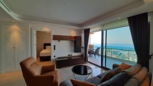 阿拉尼亚Elite Luxury Suite & Spa的带沙发的客厅，可欣赏海景