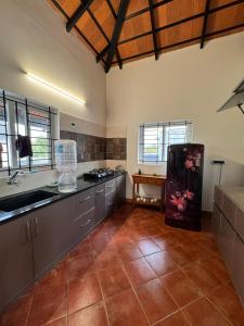 Η κουζίνα ή μικρή κουζίνα στο Chettinadu Pool Villa +1 φωτογραφίες