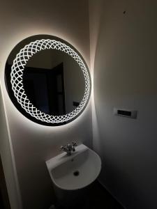 Ένα μπάνιο στο Chettinadu Pool Villa