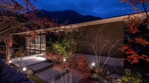 Cảnh núi rừng hoặc tầm nhìn ra núi từ khách sạn