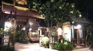 una casa con un albero di fronte di notte di Ruen Kaew Resort a Ban Pha Khao