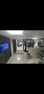 una vista di una stanza con sedie e un tavolo di Glow Sahara a Focşani