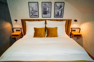 Ένα ή περισσότερα κρεβάτια σε δωμάτιο στο Hungaro Residence