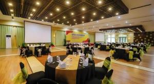 una grande stanza con tavoli, sedie e schermo di Taman Dayu Golf Club and Resort a Dayu Altre 141 foto