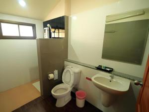 un bagno con un water e un lavandino di So Herbs at Home a Ban Pa Faek