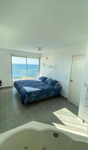 En eller flere senge i et værelse på Paracas Exclusivo Departamento familiar + 22 billeder