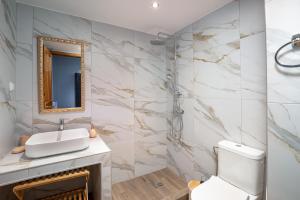 een badkamer met een wastafel en een spiegel bij Villa Christina in Karpenisi +42 foto's
