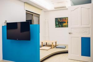 Televízia a/alebo spoločenská miestnosť v ubytovaní So Art Guesthouse