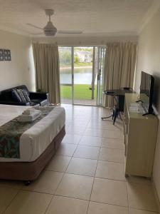 Μια τηλεόραση ή/και κέντρο ψυχαγωγίας στο Bay of Palms