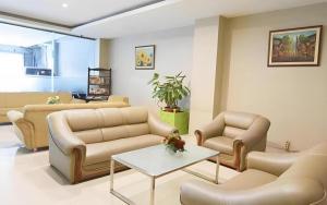 una sala d'attesa con divani e un tavolo di dPalma Hotel a Bandung