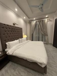 Ένα ή περισσότερα κρεβάτια σε δωμάτιο στο Regency Suites