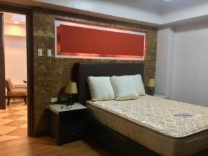 Giường trong phòng chung tại Eton Baypark Manila