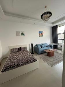 Ένα ή περισσότερα κρεβάτια σε δωμάτιο στο Comfortable Studio Room in Ajman Townhouse