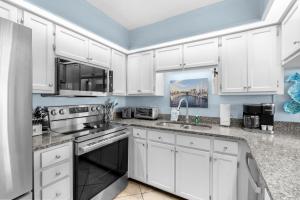 Kuchyň nebo kuchyňský kout v ubytování Sea Marsh II Unit 603 - Oceanfront + 68 fotografií