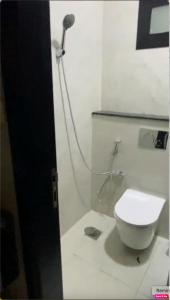 Ένα μπάνιο στο Comfortable Studio Room in Ajman Townhouse