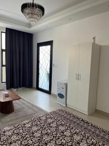 Ένα ή περισσότερα κρεβάτια σε δωμάτιο στο Comfortable Studio Room in Ajman Townhouse