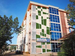 ウドーンターニーにあるKumkaew Udonの緑白のチェッカーの外観の建物 +105枚の写真