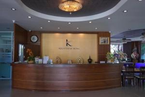 Ban Hua FaiSirimathani Hotel的酒店大堂设有接待处