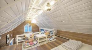 um quarto no sótão com uma cama e um berço em Greenview Resort em Ban Wang Takhrai