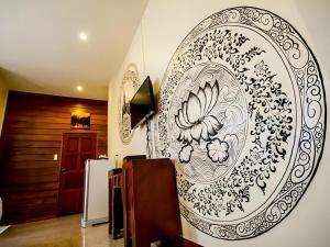 um prato na parede de uma cozinha em Wake Up at Muang Kao Boutique Hotel em Sukhothai