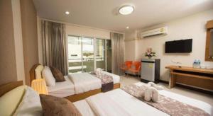 Ban KohongTK Mansion的有两张床和一台电视的酒店房间