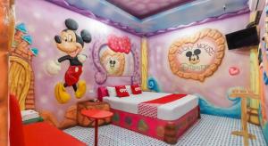 una stanza con una camera da letto di Topolino con un letto di OYO 577 For Love Hotel a Ban Khlong Krathum Baen
