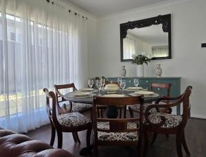 Χώρος καθιστικού στο Brand New Home with Pool