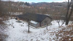 una vista aerea di una casa nella neve di La Canton ad Adunaţi