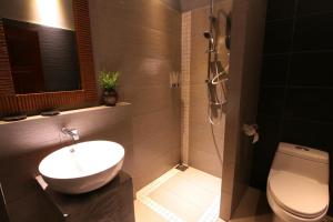 une salle de bain avec un lavabo, des toilettes et une douche dans l'établissement The Pines Cottage, à Malacca 19 autres photos