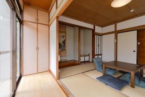 a room with a table and chairs in a room at Hakoshimizu Retreat - 10mins walk to Zenkoji in Nagano