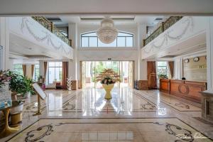una grande hall con un vaso con fiori di Kim Bao Hotel a Hải Dương Altre 193 foto