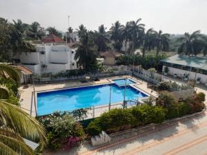 eine Draufsicht auf einen Swimmingpool in einem Resort in der Unterkunft Alps Residency in Madurai + 27 Fotos