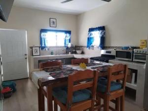 Η κουζίνα ή μικρή κουζίνα στο Garifuna Shores Guest Suite