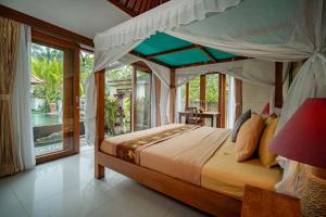 ein Schlafzimmer mit einem großen Bett mit Baldachin in der Unterkunft Villa Mahayoni in Bedahulu + 91 Fotos